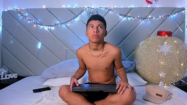 little kris1 online show from November 2025 01:11:01 PM