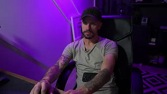 Snapshot of monsieurguitsxxx chatting on November 2025 01:38:01 AM monsieurguitsxxx online show from November 2025 01:38:01 AM