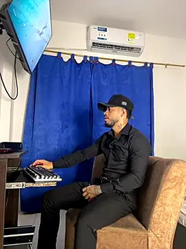 Kylian Alessandro online show from December 2025 10:47:01 PM