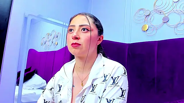 JuliethCruz  online show from November 2025 05:31:01 PM