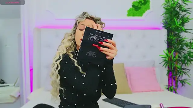 Snapshot of AriannaSins chatting on January 2025 01:19:02 PM AriannaSins online show from January 2025 01:19:02 PM