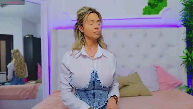 Snapshot of AriannaSins chatting on January 2025 01:47:02 PM AriannaSins online show from January 2025 01:47:02 PM