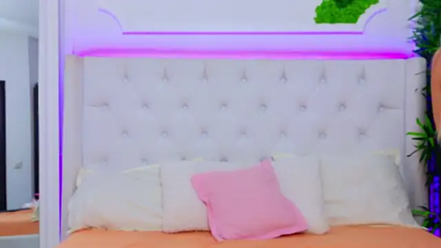 Snapshot of AriannaSins chatting on January 2025 07:34:02 PM AriannaSins online show from January 2025 07:34:02 PM