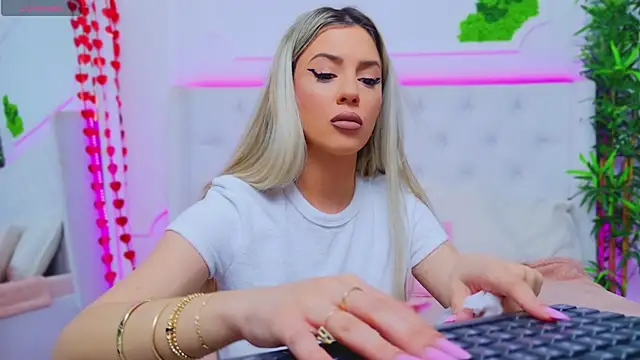 Snapshot of AriannaSins chatting on February 2025 01:22:01 PM AriannaSins online show from February 2025 01:22:01 PM