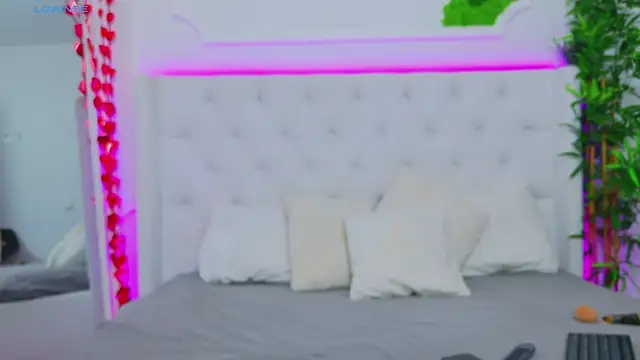 Snapshot of AriannaSins chatting on March 2025 01:21:01 PM AriannaSins online show from March 2025 01:21:01 PM