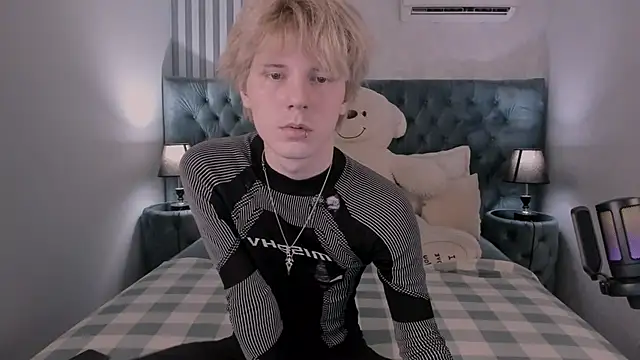 Snapshot of KevinMilky chatting on November 2025 03:01:02 PM KevinMilky online show from November 2025 03:01:02 PM