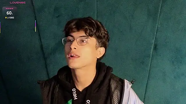 Snapshot of Aaron_Eze chatting on October 2025 09:35:02 PM Aaron Eze online show from October 2025 09:35:02 PM