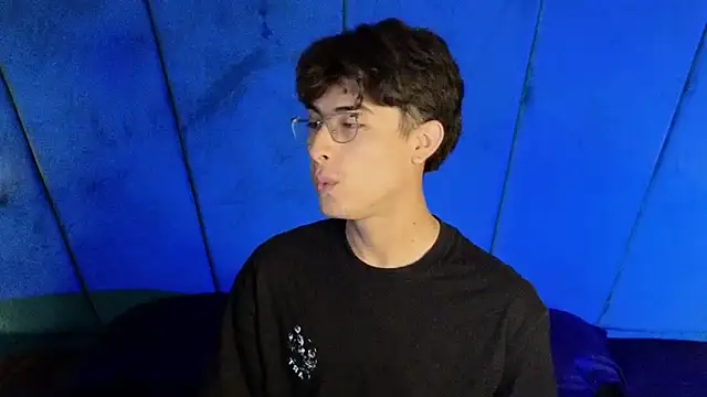 Snapshot of Aaron_Eze chatting on October 2025 09:20:01 PM Aaron Eze online show from October 2025 09:20:01 PM