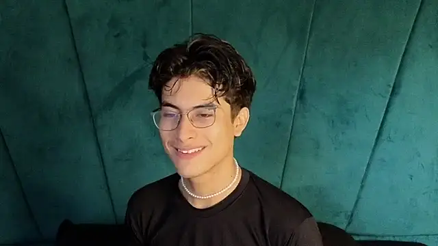 Snapshot of Aaron_Eze chatting on October 2025 09:38:02 PM Aaron Eze online show from October 2025 09:38:02 PM