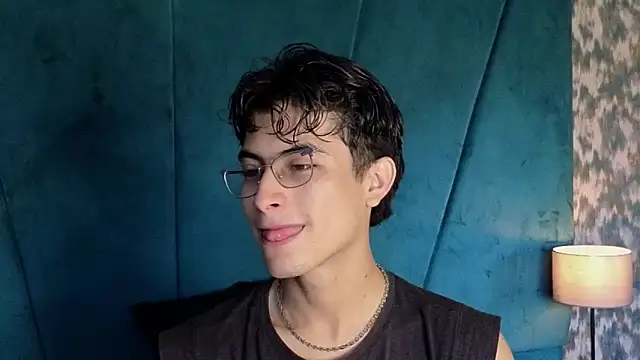 Snapshot of Aaron_Eze chatting on November 2025 09:50:02 PM Aaron Eze online show from November 2025 09:50:02 PM