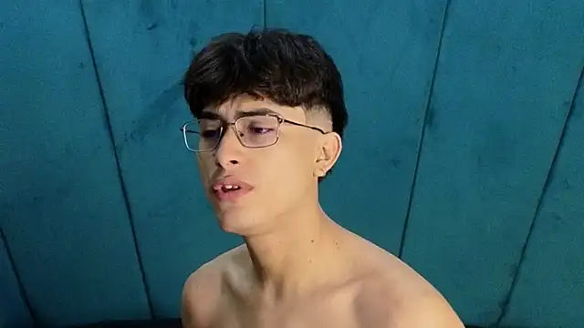 Snapshot of Aaron_Eze chatting on November 2025 11:26:02 PM Aaron Eze online show from November 2025 11:26:02 PM