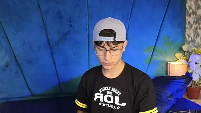 Snapshot of Aaron_Eze chatting on November 2025 08:25:02 PM Aaron Eze online show from November 2025 08:25:02 PM