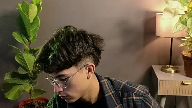 Snapshot of Aaron_Eze chatting on November 2025 09:20:01 PM Aaron Eze online show from November 2025 09:20:01 PM