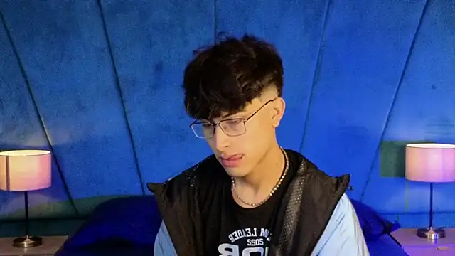 Snapshot of Aaron_Eze chatting on November 2025 10:22:02 PM Aaron Eze online show from November 2025 10:22:02 PM