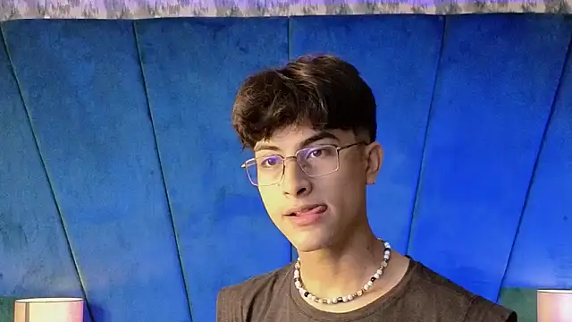 Snapshot of Aaron_Eze chatting on November 2025 09:17:01 PM Aaron Eze online show from November 2025 09:17:01 PM