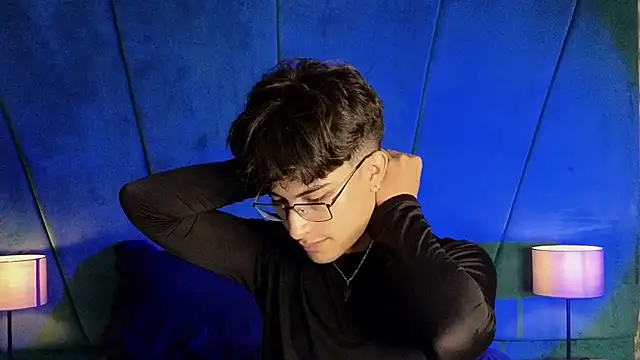 Snapshot of Aaron_Eze chatting on December 2025 10:05:01 PM Aaron Eze online show from December 2025 10:05:01 PM