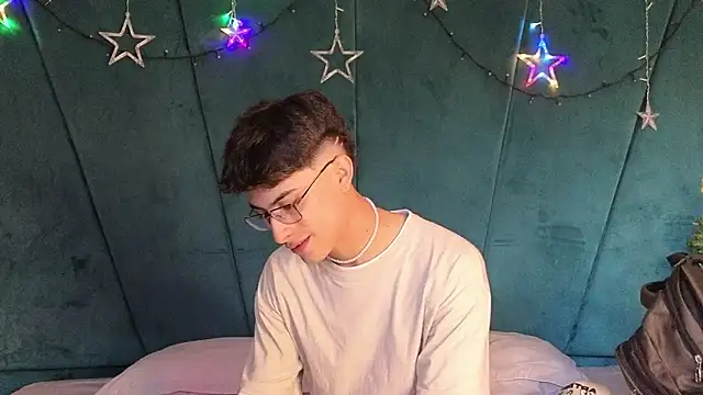 Snapshot of Aaron_Eze chatting on December 2025 09:42:01 PM Aaron Eze online show from December 2025 09:42:01 PM