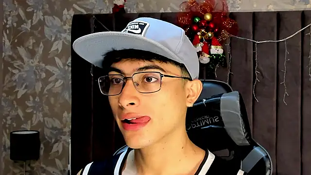 Snapshot of Aaron_Eze chatting on December 2025 09:00:01 PM Aaron Eze online show from December 2025 09:00:01 PM