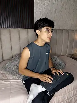 Snapshot of Aaron_Eze chatting on January 2026 07:28:01 PM Aaron Eze online show from January 2026 07:28:01 PM