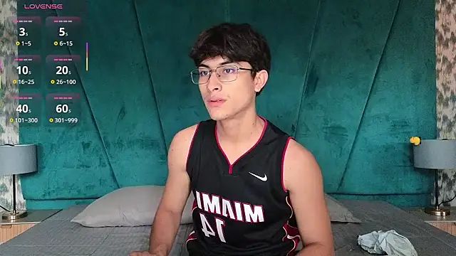 Snapshot of Aaron_Eze chatting on February 2026 08:36:01 PM Aaron Eze online show from February 2026 08:36:01 PM