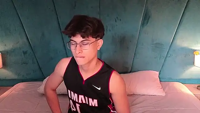 Snapshot of Aaron_Eze chatting on February 2026 08:37:02 PM Aaron Eze online show from February 2026 08:37:02 PM