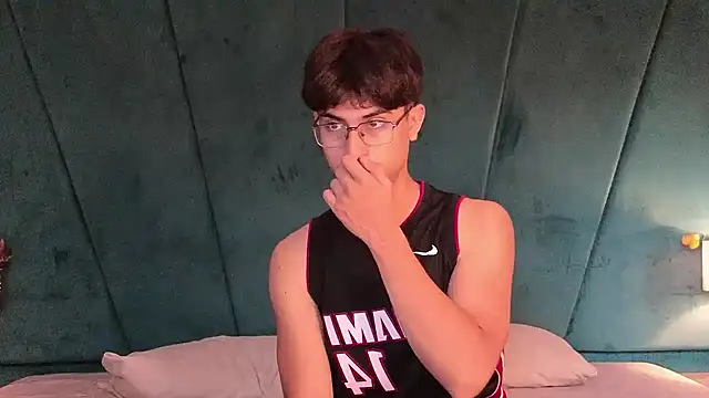 Snapshot of Aaron_Eze chatting on February 2026 08:16:02 PM Aaron Eze online show from February 2026 08:16:02 PM