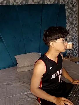 Snapshot of Aaron_Eze chatting on February 2026 09:04:01 PM Aaron Eze online show from February 2026 09:04:01 PM