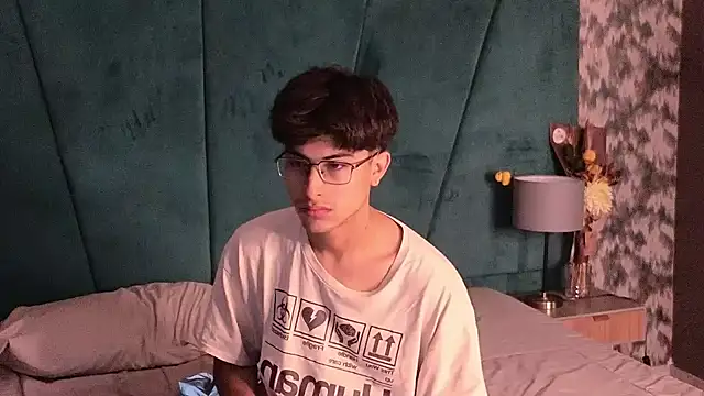 Snapshot of Aaron_Eze chatting on February 2026 11:03:01 PM Aaron Eze online show from February 2026 11:03:01 PM