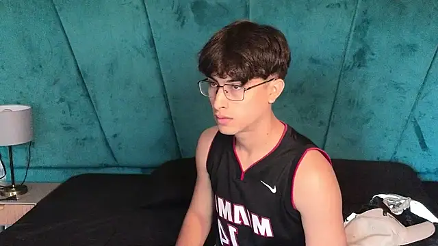 Aaron Eze online show from April 2026 02:11:02 PM