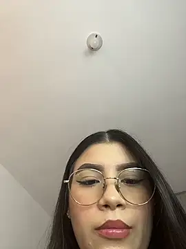 Julietalcl online show from April 2026 07:37:01 PM