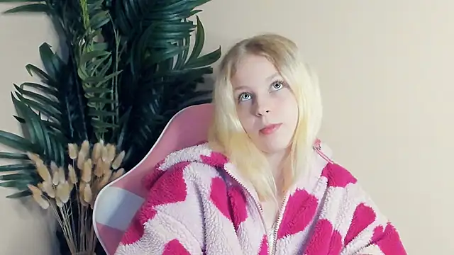 EufemiaLynes online show from October 2025 02:52:02 PM