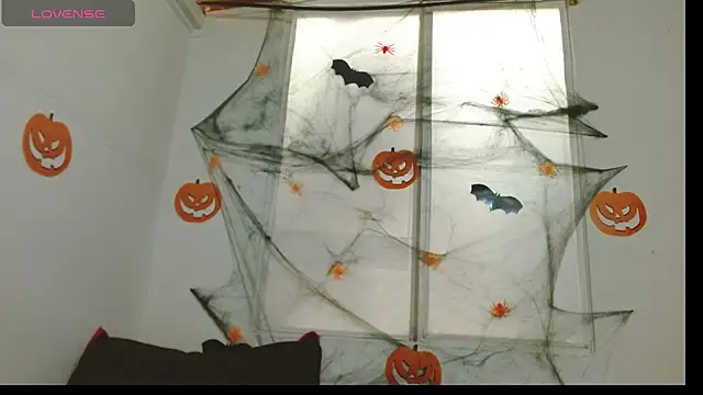 nicole-roman online show from October 2025 01:00:01 PM