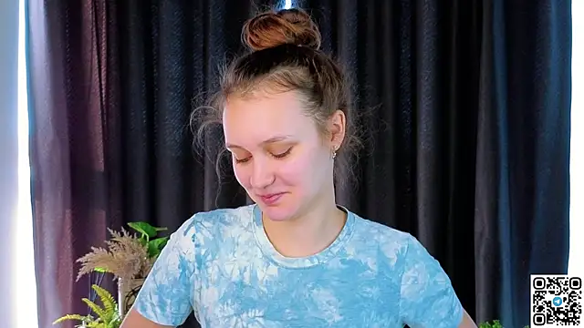 Snapshot of FoxFever chatting on November 2025 06:58:02 AM FoxFever online show from November 2025 06:58:02 AM