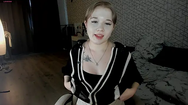 Snapshot of NayaValen chatting on May 2026 03:15:01 AM NayaValen online show from May 2026 03:15:01 AM