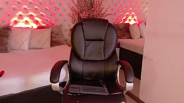 Snapshot of KathiaLuxe chatting on December 2025 02:47:01 PM KathiaLuxe online show from December 2025 02:47:01 PM