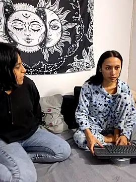 Snapshot of emily_n_abby chatting on June 2026 01:39:02 PM emily n abby online show from June 2026 01:39:02 PM