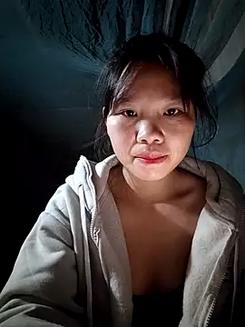 linh-miu99 online show from December 2025 05:51:01 PM