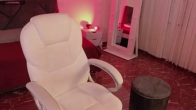 littlee red online show from April 2026 08:17:01 PM