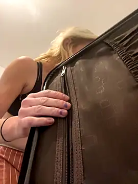 Snapshot of milfdawn chatting on October 2025 11:31:01 PM milfdawn online show from October 2025 11:31:01 PM