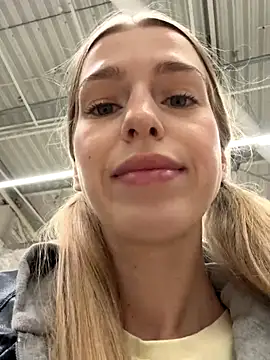 kira mia online show from November 2025 03:24:02 PM