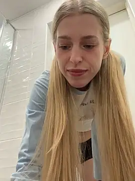 kira mia online show from April 2026 07:29:02 PM