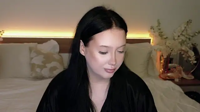 Felicia Herceg online show from October 2025 06:04:01 PM