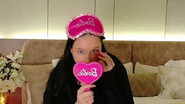 Felicia Herceg online show from December 2025 09:23:02 PM