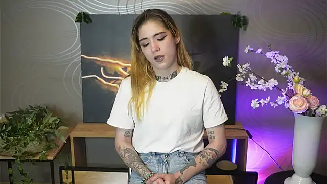 VelvaKientz online show from October 2025 04:57:01 AM