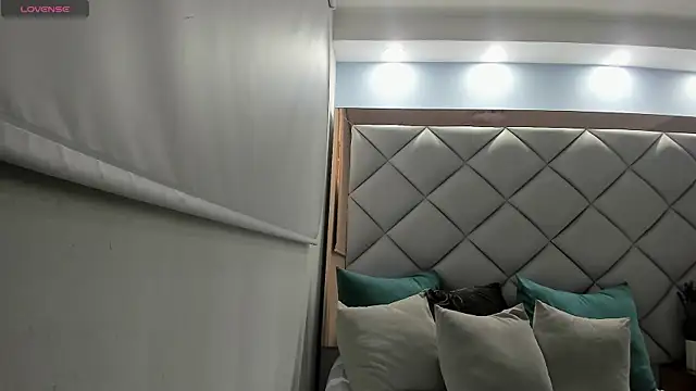 mirandaduboiss online show from November 2025 05:12:01 PM