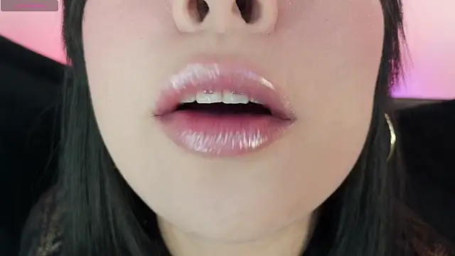 Snapshot of mia_roux1 chatting on June 2026 10:45:02 PM mia roux1 online show from June 2026 10:45:02 PM