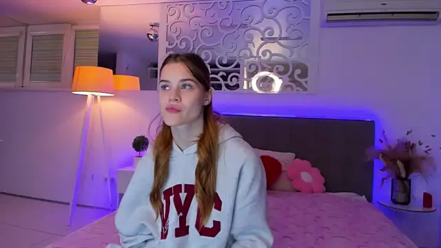 LuisaClover online show from December 2025 01:49:01 PM