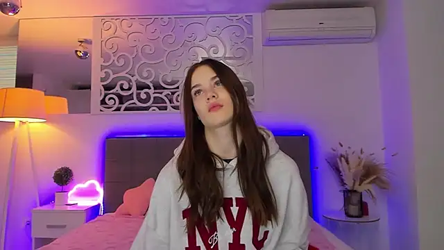 LuisaClover online show from February 2026 01:15:01 PM