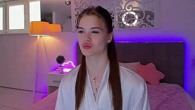 Snapshot of LuisaClover chatting on April 2026 12:32:01 PM LuisaClover online show from April 2026 12:32:01 PM