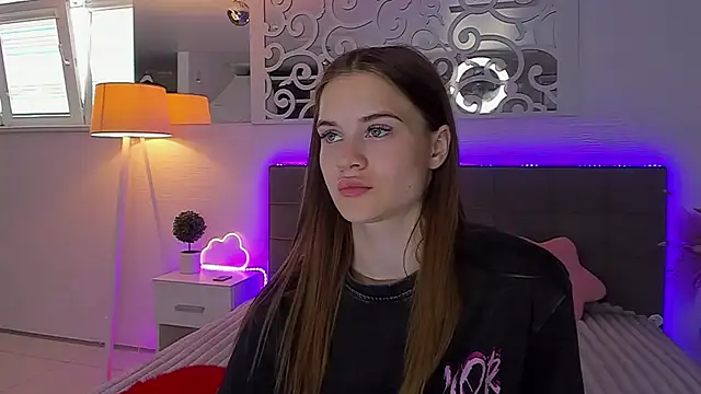 LuisaClover online show from July 2026 12:09:01 PM